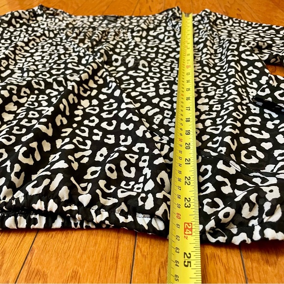Torrid Blouse Leopard Print Black White Chiffon Surplice Drape Neckline Size 0X - Picture 6 of 11